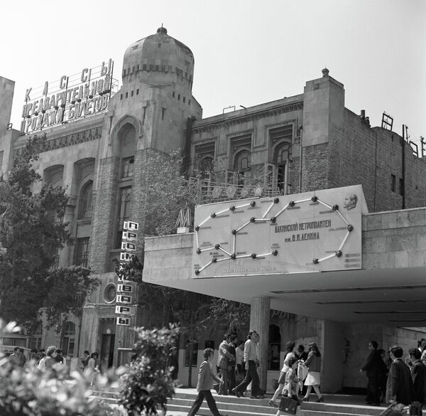 Bakı şəhəri, “28 aprel” metrostansiyasının girişi, 1976-cı il.  - Sputnik Azərbaycan