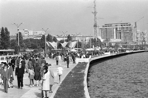 Paytaxt sakinləri və qonaqları Bakı Dənizkənarı Bulvarında, 1971-ci il.  - Sputnik Azərbaycan