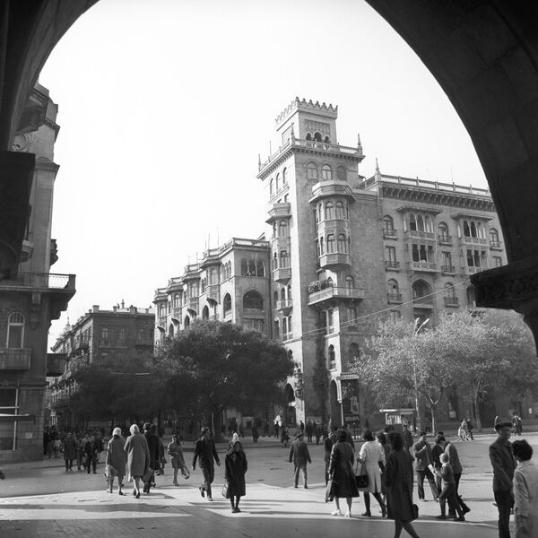 Вид на улицу Самеда Вургуна в городе Баку, 1971-й год. - Sputnik Азербайджан