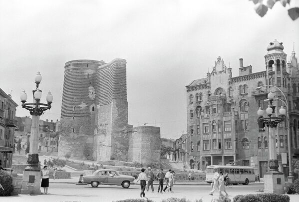 Девичья башня, расположенная в юго-восточной части Ичери-Шехера - исторической части Баку, 1965-й год. - Sputnik Азербайджан