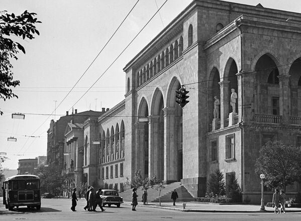 Национальная библиотека Азербайджана имени М.Ф. Ахундова в Баку, 1961-й год. - Sputnik Азербайджан