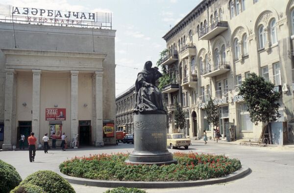 Кинотеатр &quot;Азербайджан&quot; и памятник поэтессе Хуршидбану Натаван, 1981-й год. - Sputnik Азербайджан