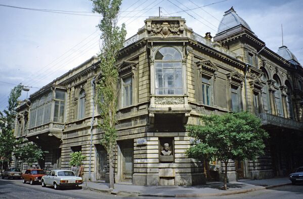 Старый дом в центре города Баку, 1997 год. - Sputnik Азербайджан