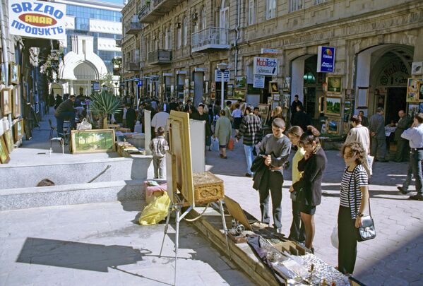Центральная улица Низами в  Баку (также была известна как улица художников), 1999-й год. - Sputnik Азербайджан
