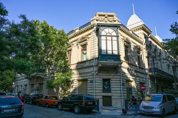 Тот же самый дом в центре Баку сегодня. - Sputnik Азербайджан