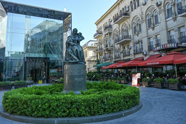 Кинотеатр &quot;Азербайджан&quot; и памятник поэтессе Хуршидбану Натаван сегодня. - Sputnik Азербайджан