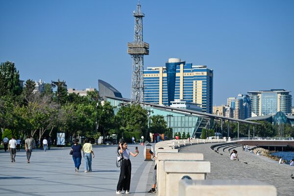 Бакинский бульвар и сегодня является излюбленным местом отдыха горожан и гостей мегаполиса. - Sputnik Азербайджан