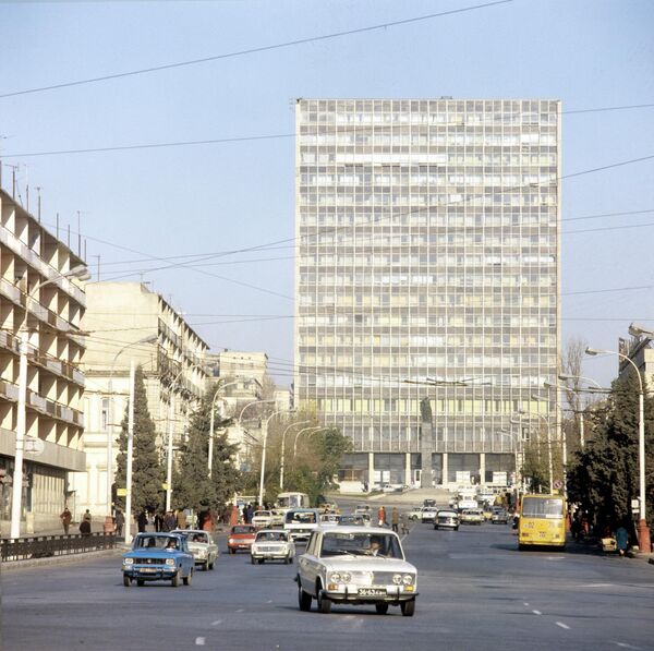 Bakının mərkəzi küçələrindən birinin görünüşü, 1980-ci il.  - Sputnik Azərbaycan