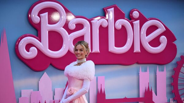 Актриса Марго Робби позирует на розовой дорожке на премьере фильма «Барби» в Лондоне  - Sputnik Азербайджан