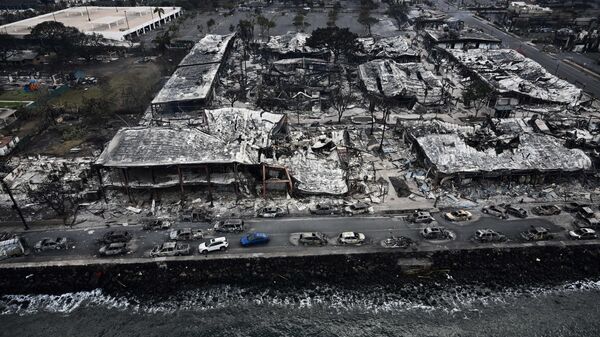 Сгоревшие дотла здания на набережной в Лахайне - Sputnik Азербайджан
