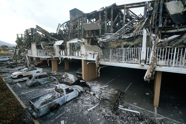 Сгоревшие дома и автомобили в Лахайне. - Sputnik Азербайджан