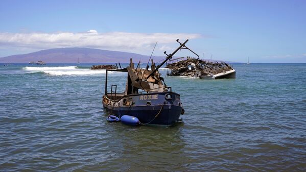 Сгоревшие лодки стоят в водах у Лахайны, Гавайи. - Sputnik Азербайджан