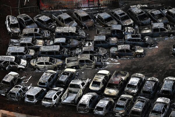 Сгоревшие автомобили в Лахайне. - Sputnik Азербайджан