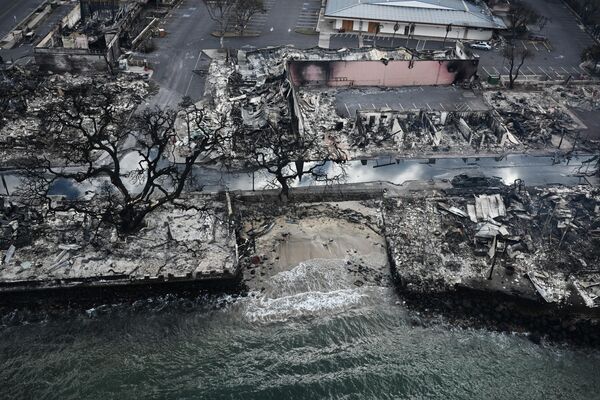 Сгоревшие дотла дома и здания на набережной в Лахайне, Гавайи. - Sputnik Азербайджан