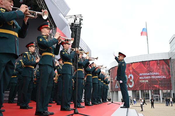 Военный оркестр на Международном военно-техническом форуме АРМИЯ-2023 , Россия - Sputnik Азербайджан