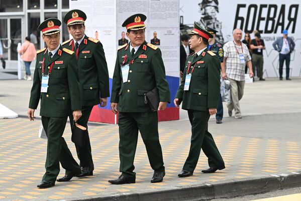 Офицеры Народно-освободительной армии Китая на Международном военно-техническом форуме АРМИЯ-2023, Россия  - Sputnik Азербайджан