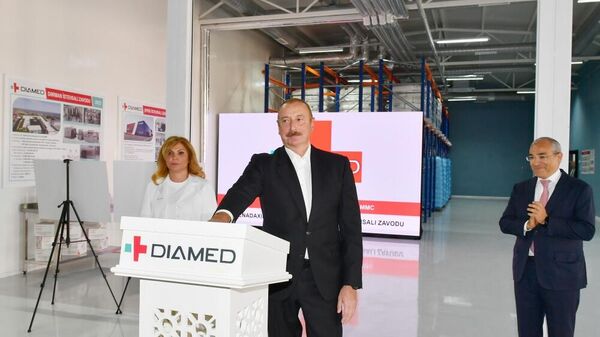 Президент Ильхам Алиев принял участие в открытии фармацевтического завода Diamed в Баку - Sputnik Азербайджан