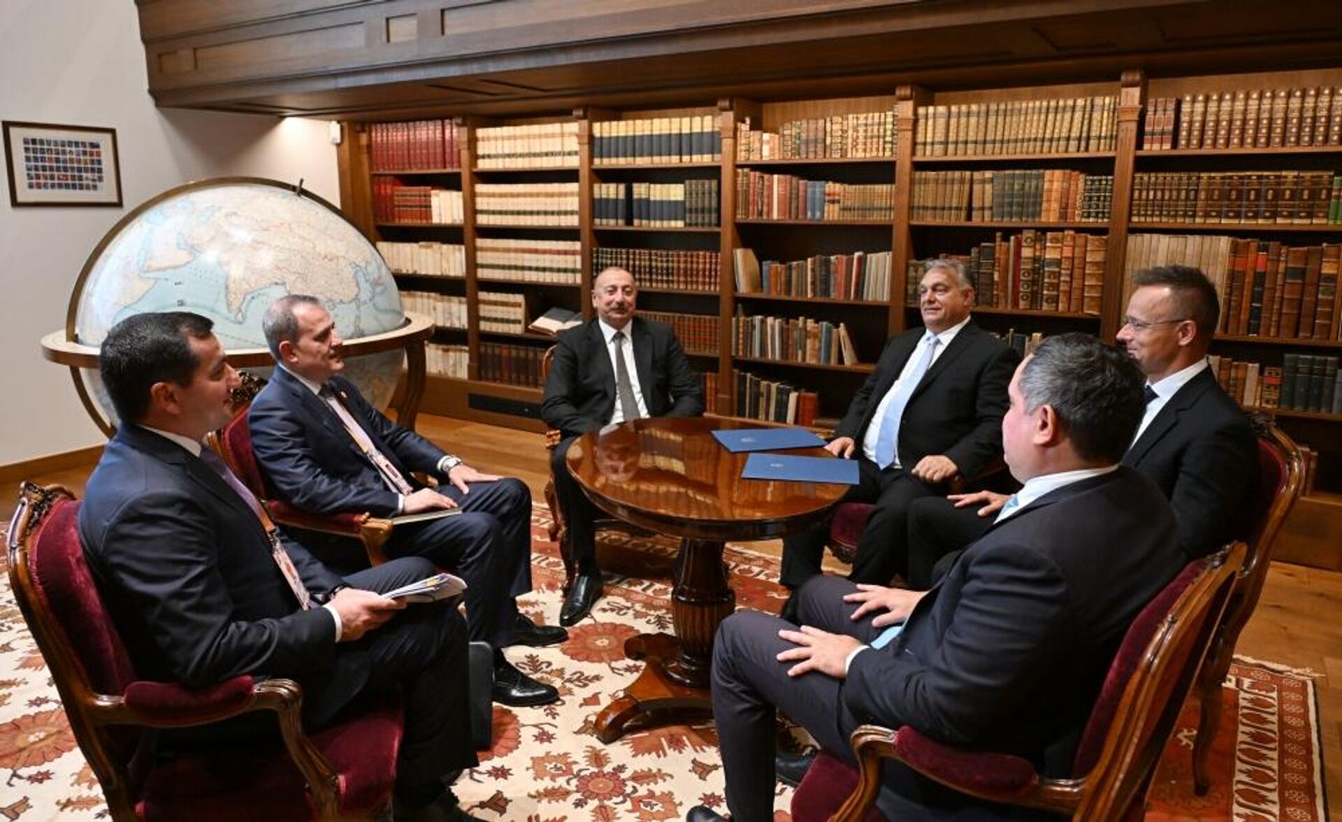 В Будапеште состоялась встреча Президента Азербайджана Ильхама Алиева с премьер-министром Венгрии Виктором Орбаном  - Sputnik Азербайджан, 1920, 20.08.2023