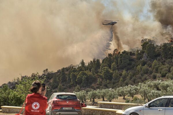 Вертолет сбрасывает воду на лесной пожар недалеко от Продромоса, Греция. - Sputnik Азербайджан
