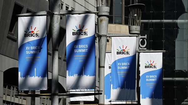 Баннеры с символикой XV саммита БРИКС в районе Сандтон города Йоханнесбурга - Sputnik Азербайджан