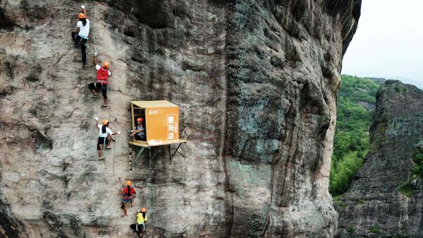 Магазин на скале в Пинцзяне, фото из архива - Sputnik Азербайджан
