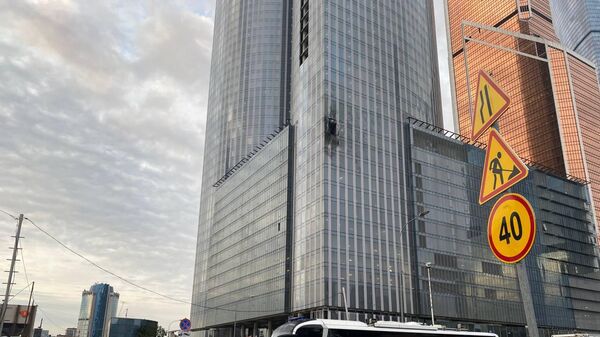 Повреждения и разбитые стекла в строящейся башне делового центра Москва-сити в результате атаки украинских беспилотников - Sputnik Азербайджан