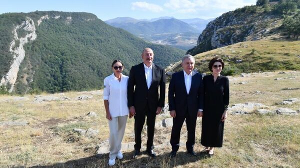 Президенты и первые леди Азербайджана и Узбекистана посетили Шушу - Sputnik Азербайджан
