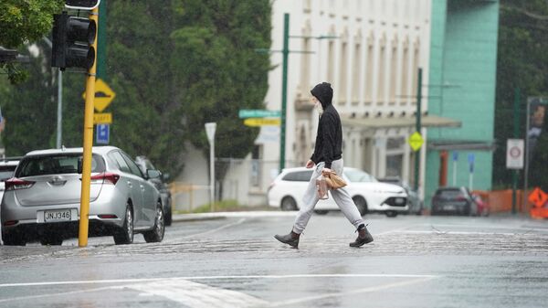 Женщина переходит улицу в Новой Зеландии, фото из архива - Sputnik Азербайджан