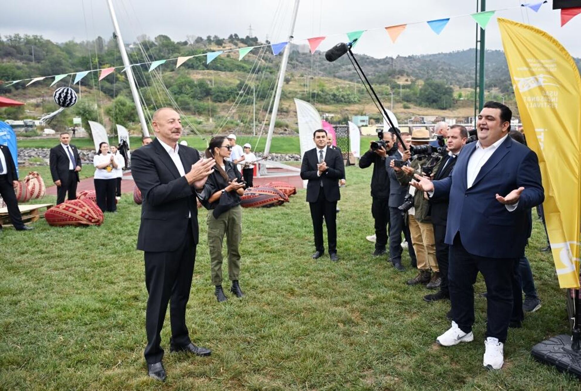 Prezident İlham Əliyev və birinci xanım Mehriban Əliyeva Həkəri çayının sahilində keçirilən “Laçın Şəhəri Günü” bayram tədbirində iştirak ediblər  - Sputnik Azərbaycan, 1920, 26.08.2023