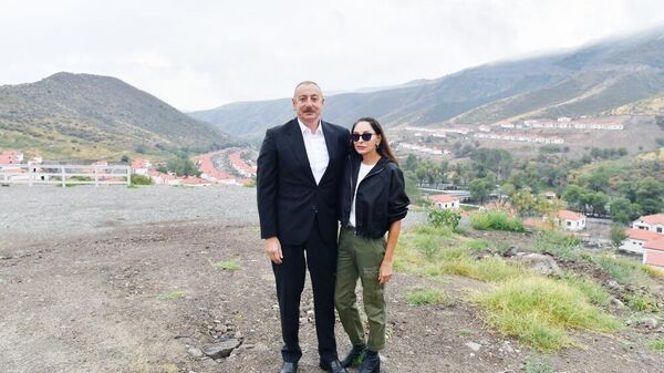 Ильхам Алиев и Мехрибан Алиева посетили село Забух в Лачинском районе - Sputnik Азербайджан
