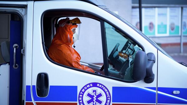Водитель скорой помощи в защитном костюме в Варшаве, фото из архива - Sputnik Азербайджан