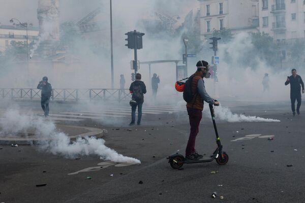 Протестующий едет на электросамокате во время демонстрации в Париже. - Sputnik Азербайджан