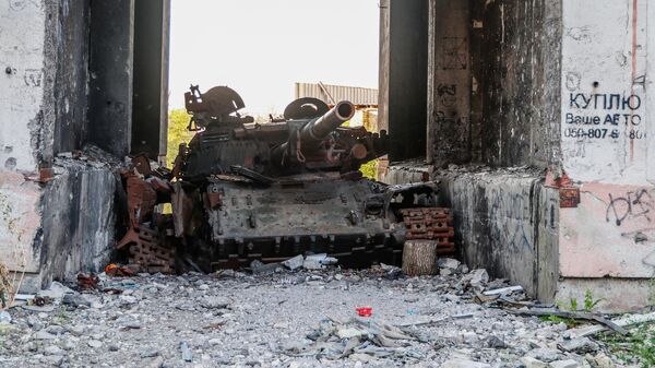 Сожженный украинский танк в арке жилого многоэтажного дома в Северодонецке - Sputnik Азербайджан