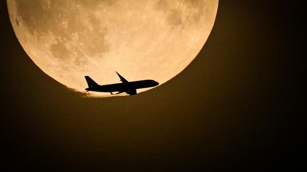 Самолет в небе, фото из архива - Sputnik Азербайджан