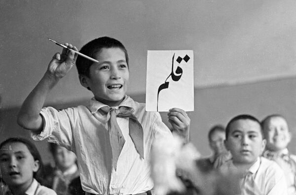 1967 Ученик средней школы города Ташкента показывает букву арабского алфавита.  - Sputnik Азербайджан