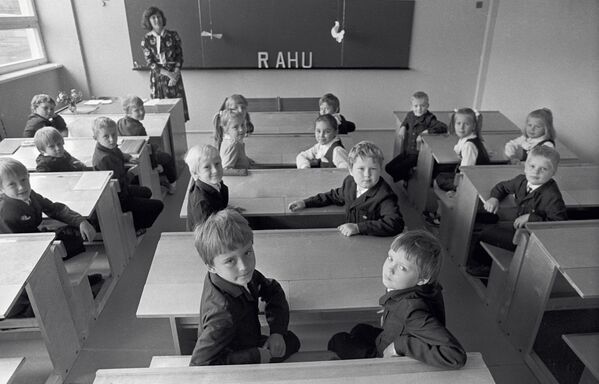 Школьники сидят за партами в новой школе совхоза.   - Sputnik Азербайджан