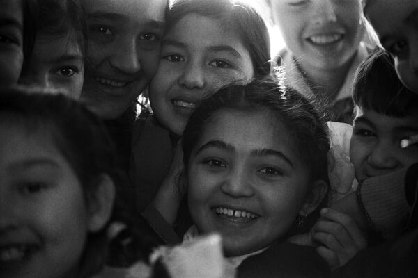 1982 Учащиеся средней школы №2 в городе Навои. Узбекская ССР.  - Sputnik Азербайджан