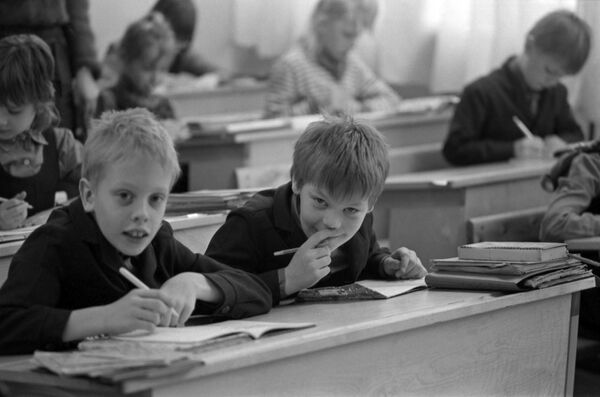 Ученик таллинской средней школы Аво (справа) в группе продленного дня.  - Sputnik Азербайджан