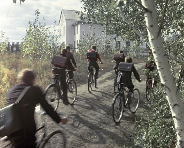 Школьники на велосипедах едут на занятия в одной из школ Астаны. - Sputnik Азербайджан