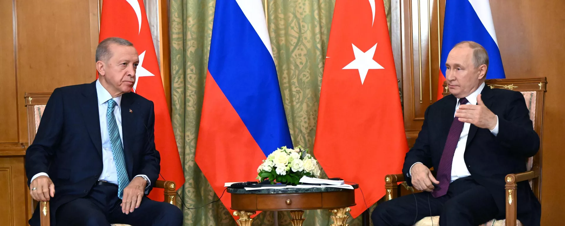 Президент РФ Владимир Путин и президент Турецкой Республики Реджеп Тайип Эрдоган (слева) во время встречи - Sputnik Азербайджан, 1920, 04.09.2023