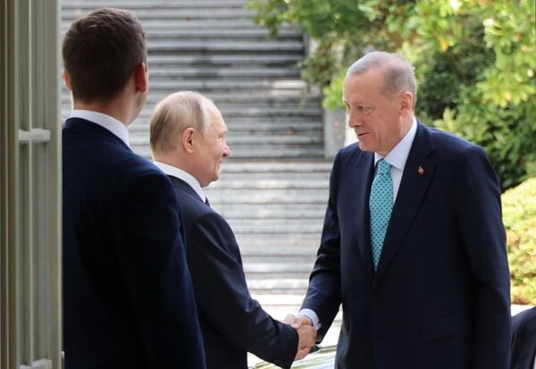 Президент РФ Владимир Путин и президент Турецкой Республики Реджеп Тайип Эрдоган (второй справа) во время встречи. - Sputnik Азербайджан