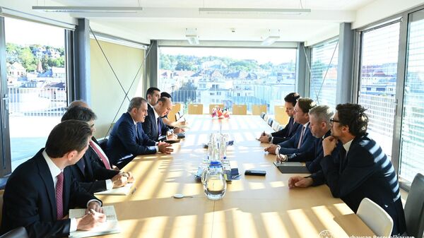 Глава МИД АР Джейхун Байрамов на встрече с комиссаром ЕС по вопросам расширения и политики соседства Оливером Вархели - Sputnik Азербайджан
