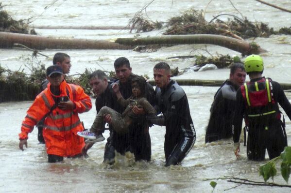 Сотрудники МЧС Турции спасают девушку во время наводнения в кемпинге в провинции Кыркларели, Турция. - Sputnik Азербайджан