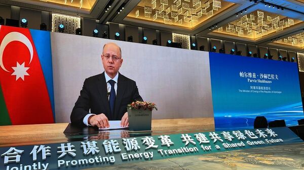 Министр энергетики Парвиз Шахбазов выступает в онлайн-формате на Международном форуме по энергетическому переходу в Китае - Sputnik Азербайджан