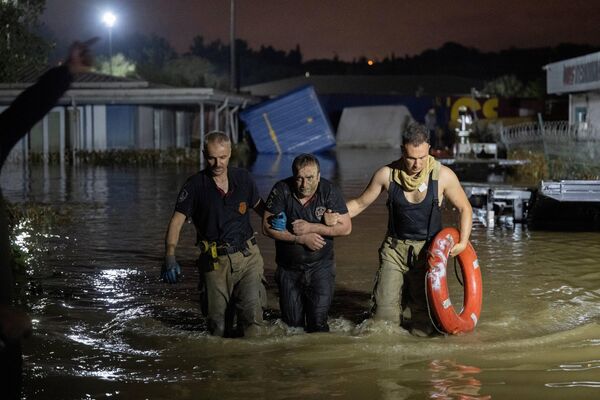 Людей эвакуируют во время наводнения в Стамбуле, Турция. - Sputnik Азербайджан
