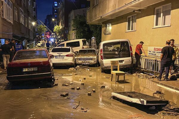 İstanbulda leysan yağışlardan sonra suyun altında qalan avtomobillər. - Sputnik Azərbaycan