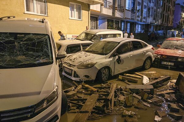 Автомобили, пострадавшие от наводнения после проливных дождей в Стамбуле, Турция. - Sputnik Азербайджан