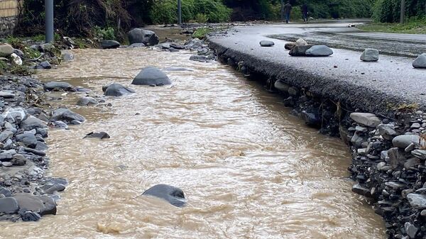 Проливные дожди нанесли ущерб дорожной инфраструктуре - Sputnik Азербайджан