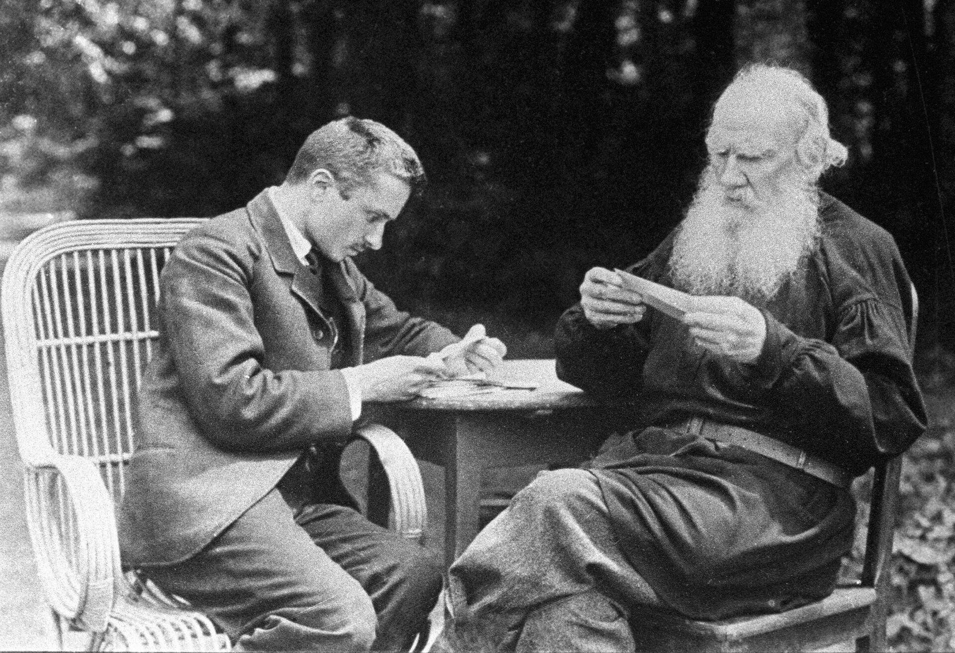 Писатель Лев Толстой (справа) и его секретарь Валентин Булгаков просматривают письма - Sputnik Азербайджан, 1920, 09.09.2023
