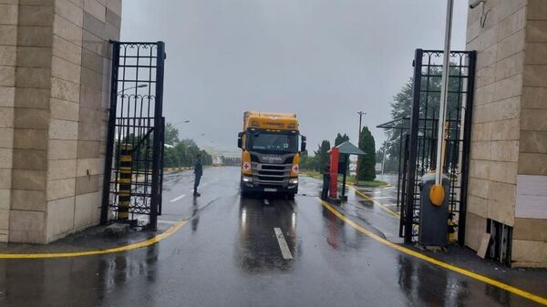 Россия направила грузовик с гумпомощью в Карабах по дороге Агдам-Ханкенди - Sputnik Азербайджан